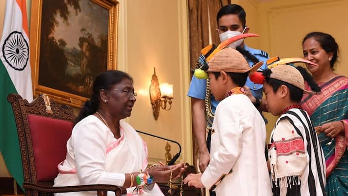 Dehradun famous tribal school ITITi Doon Sanskriti Vidyalay students ties Rakhi to President Draupadi Murmu, DVG Dehradun famous tribal school ITITi Doon Sanskriti Vidyalay students ties Rakhi to President Draupadi Murmu, DVG