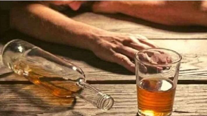 police questions man who given abandoned bottle of alcohol which cause health issue for three in idukki police questions man who given abandoned bottle of alcohol which cause health issue for three in idukki