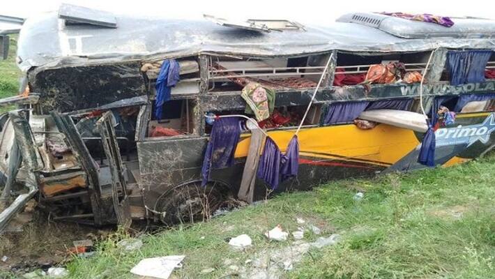 Major accident happened on Agra Lucknow Expressway injured admitted Saifai condition three critical Major accident happened on Agra Lucknow Expressway injured admitted Saifai condition three critical