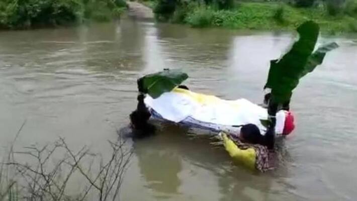 No bridge Odisha family travel with dead body through deep water to cremation No bridge Odisha family travel with dead body through deep water to cremation
