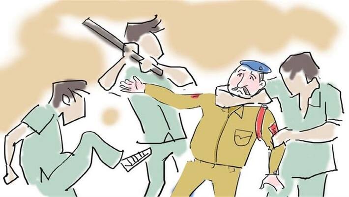 Hardoi Villagers said deadly attack on police Dial 112 driver including three personnel seriously injured Hardoi Villagers said deadly attack on police Dial 112 driver including three personnel seriously injured