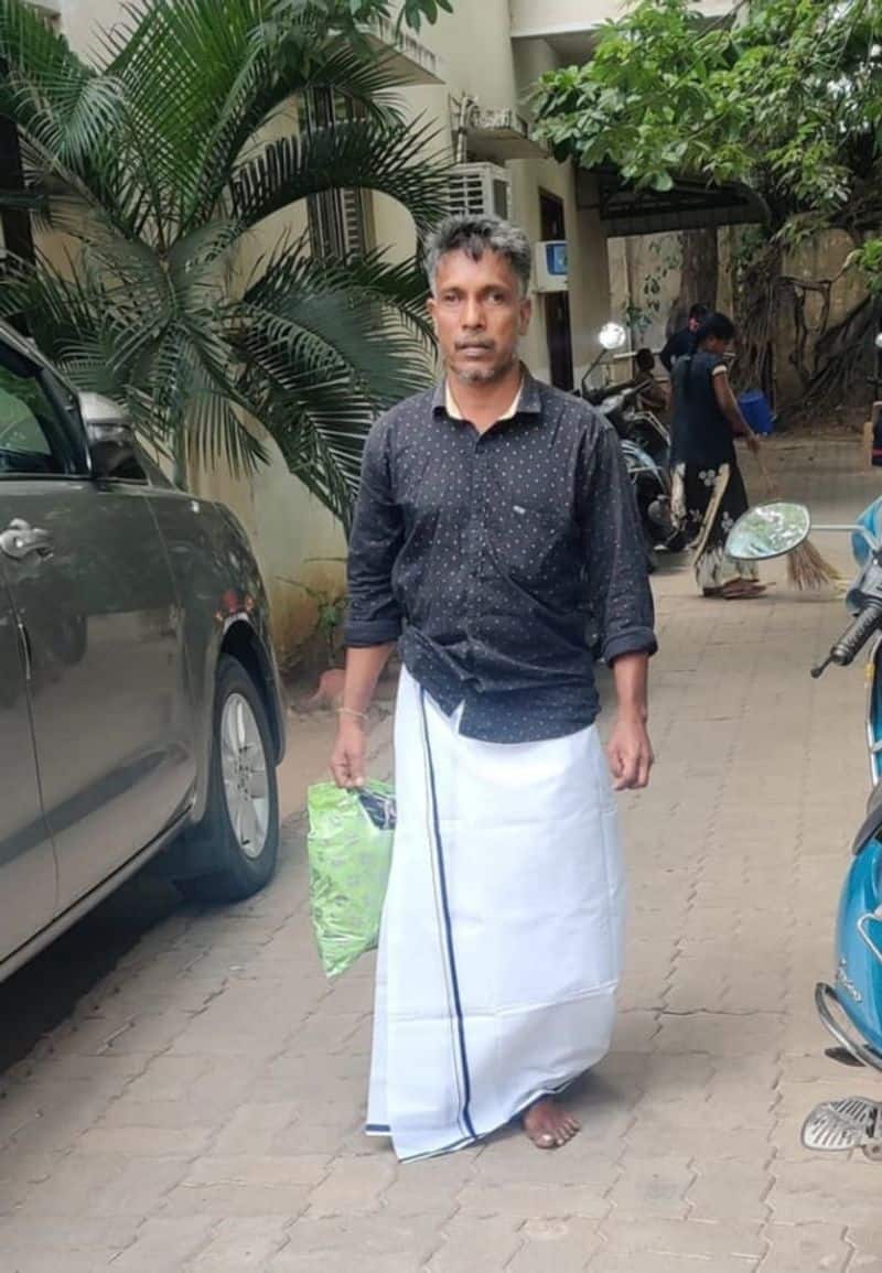 The incident of being denied entry to the police commissioner's office wearing a lungi has created a sensation