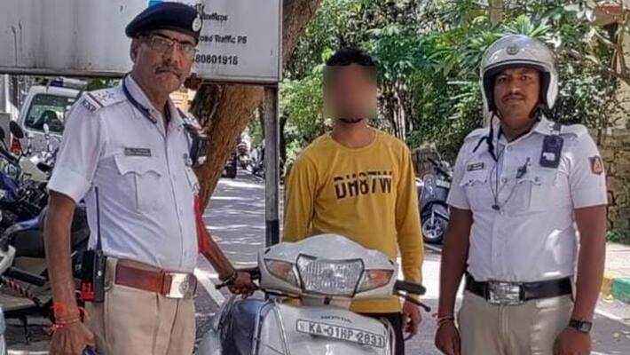 Biker in Bengaluru who used fake number plate to escape traffic rules held mnj Biker in Bengaluru who used fake number plate to escape traffic rules held mnj