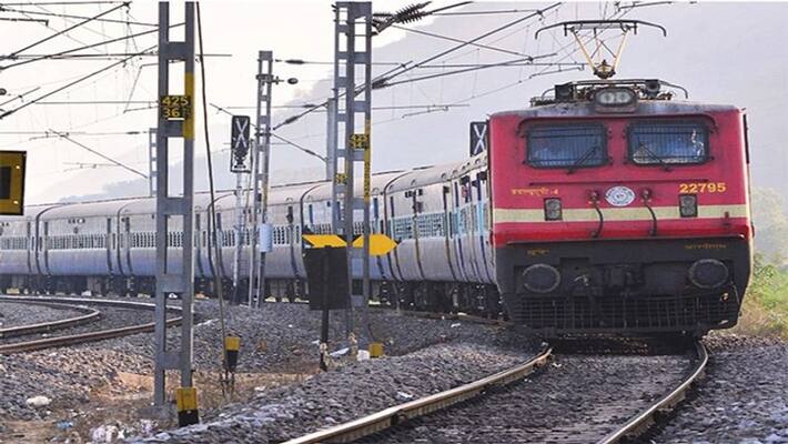 Drunk friends had to cross Gorakhpur railway track heavy this happened when the train arrived Drunk friends had to cross Gorakhpur railway track heavy this happened when the train arrived