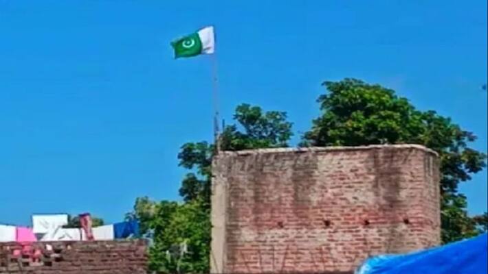 Youth of Kushinagar hoisted Pakistani flag at home police take action Youth of Kushinagar hoisted Pakistani flag at home police take action