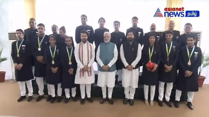 PM Narendra Modi meets India Commonwealth Games 2022 contingent at his residence price Indian Athletes Achievements kvn PM Narendra Modi meets India Commonwealth Games 2022 contingent at his residence price Indian Athletes Achievements kvn