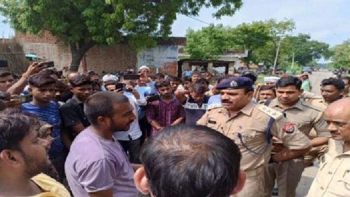 Seeing such act of daughter in law on social media father in law dies heart attack angry family jammed dead body on road Seeing such act of daughter in law on social media father in law dies heart attack angry family jammed dead body on road