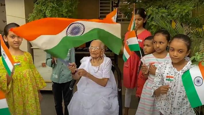 PM Modi Mother Hiraba joined Har Ghar Tiranga campaign during Azadi ka amrit Mahotsav celebration, DVG PM Modi Mother Hiraba joined Har Ghar Tiranga campaign during Azadi ka amrit Mahotsav celebration, DVG