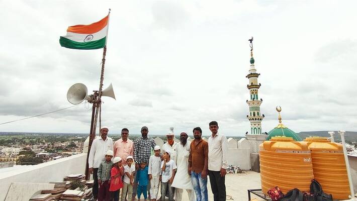 Muslim Jamaat Committee hoists national flag on Mosque at GoKak rbj Muslim Jamaat Committee hoists national flag on Mosque at GoKak rbj