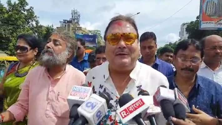 Trinamool Congress led by Madan Mitra hit the road to protest the arrest of Anubrata Mandal Trinamool Congress led by Madan Mitra hit the road to protest the arrest of Anubrata Mandal