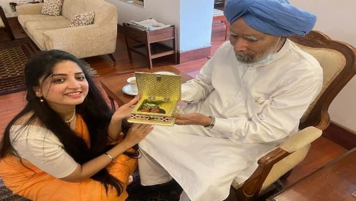 Heroine poonam kaur meets Ex prime minister manmohan singh Heroine poonam kaur meets Ex prime minister manmohan singh
