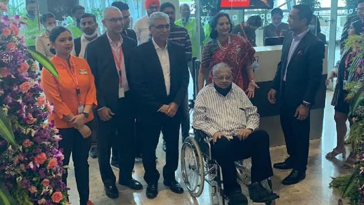 Rakesh Jhunjhunwala was last seen with wife at the launch of Akasa Air kpg Rakesh Jhunjhunwala was last seen with wife at the launch of Akasa Air kpg