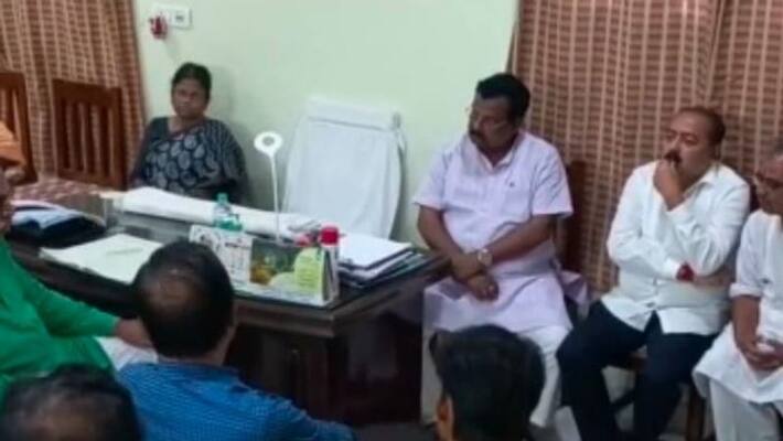 Anubrata Mondals chair was kept vacant in the emergency meeting of Birbhum District TMC bsm Anubrata Mondals chair was kept vacant in the emergency meeting of Birbhum District TMC bsm