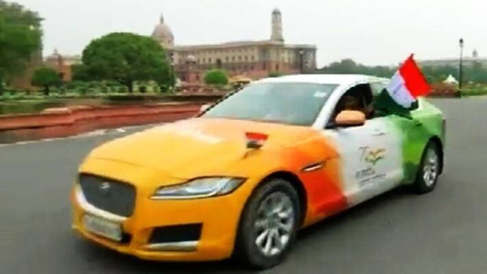youth spent rs 2 lakhs to revamp his car on the theme of harghar tiranga in gujarat youth spent rs 2 lakhs to revamp his car on the theme of harghar tiranga in gujarat