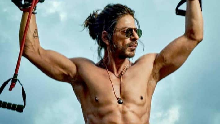 Shahrukh Khan was seen from top to bottom in Burj Khalifa fans showered love on King Khan this video trended on Twitter rps Shahrukh Khan was seen from top to bottom in Burj Khalifa fans showered love on King Khan this video trended on Twitter rps