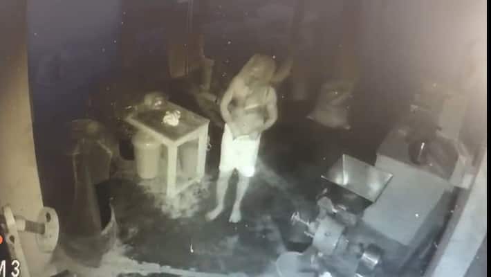 Theft at a shop in Nedunkandam idukki thief caught on cctv Theft at a shop in Nedunkandam idukki thief caught on cctv