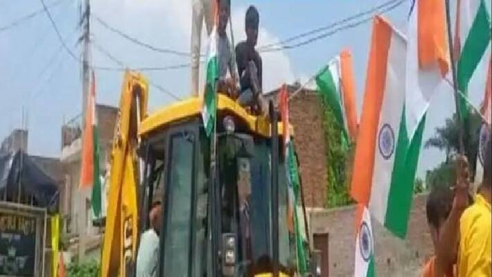Prayagraj Celebration of independence celebrated in a unique way villagers took out tricolor yatra on bulldozer Prayagraj Celebration of independence celebrated in a unique way villagers took out tricolor yatra on bulldozer