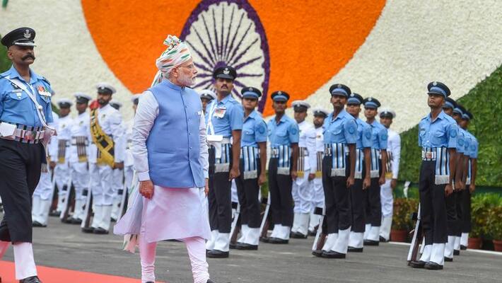 modi wears white safa with tricolour stripes long trail on 76th independence day modi wears white safa with tricolour stripes long trail on 76th independence day