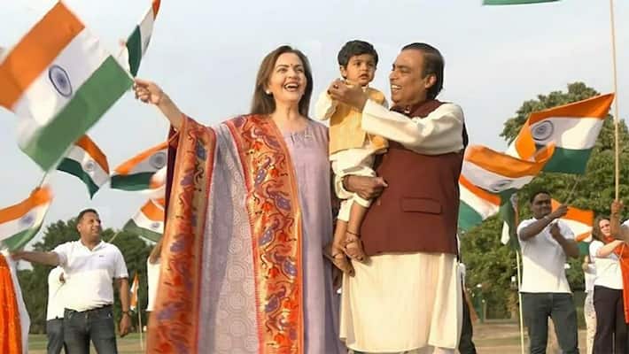Mukesh Ambani grandson waved the National flag, celebrated independence day with the family kpg Mukesh Ambani grandson waved the National flag, celebrated independence day with the family kpg