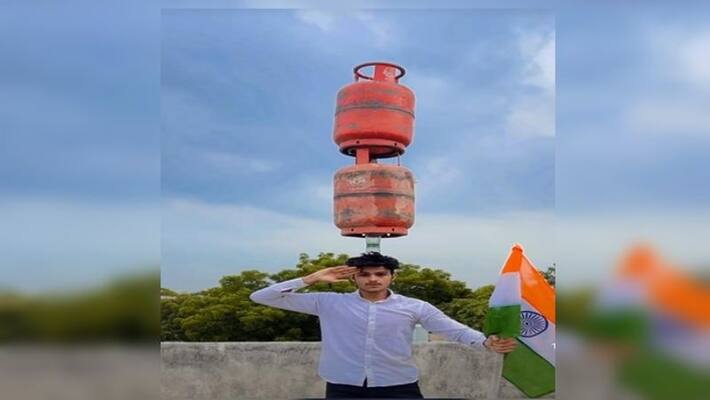 Viral video of youth with cylinder on head and tricolor in hand Viral video of youth with cylinder on head and tricolor in hand