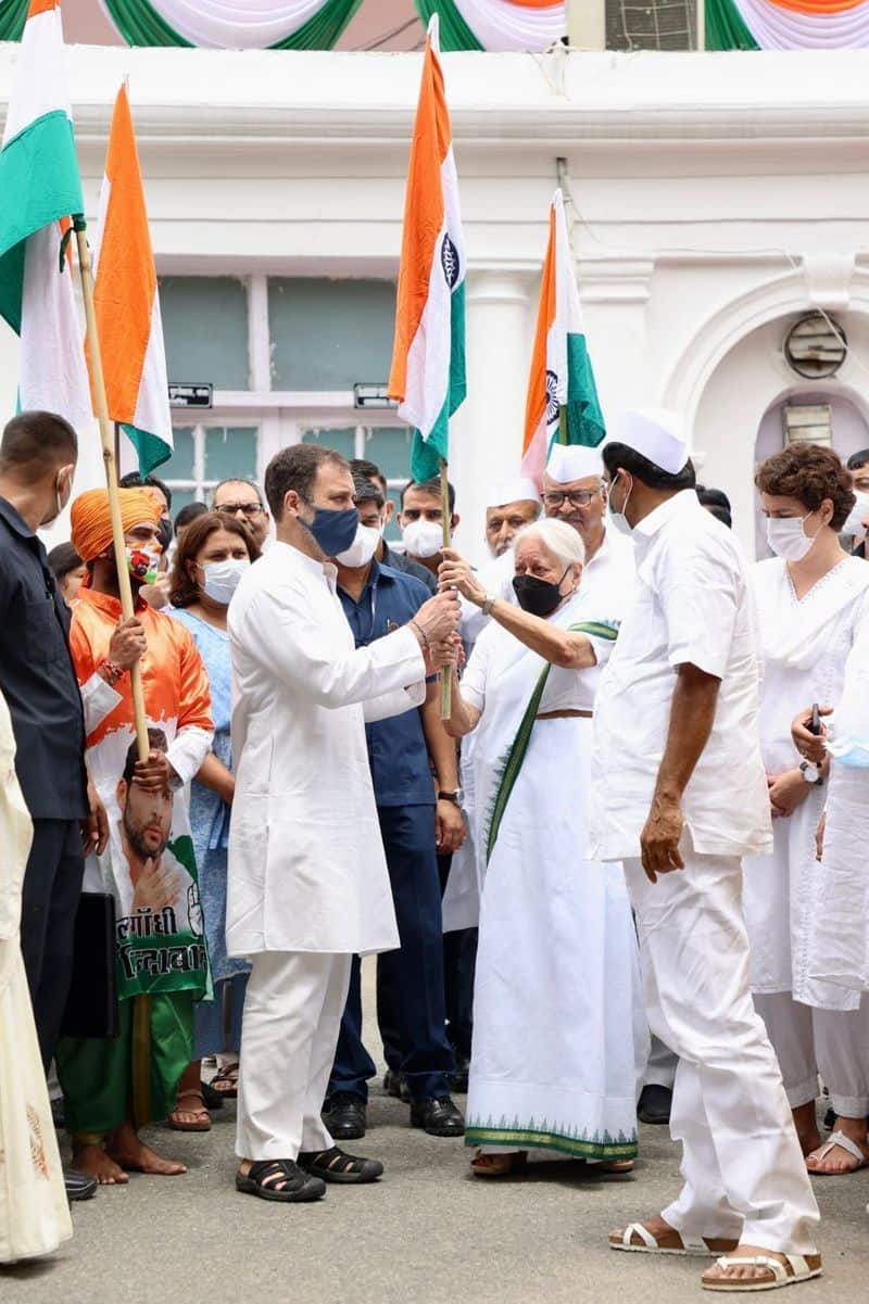 congress : independence day: Priyanka Gandhi calls on people to work together to move the country forward.