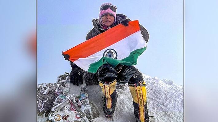 Independence Day 2022: Indian mountaineer Bhawna Dehariya takes tricolour to Europe's highest peak snt Independence Day 2022: Indian mountaineer Bhawna Dehariya takes tricolour to Europe's highest peak snt