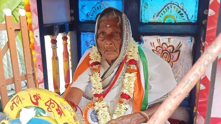 One hundred and two years old Lakshibala devi hoist the flag by pulling the palanquin One hundred and two years old Lakshibala devi hoist the flag by pulling the palanquin