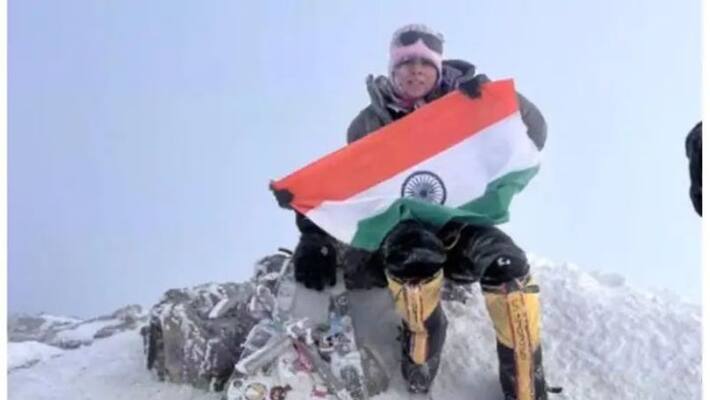 Indian Mountaineer Takes National Flag To Europe's Highest Peak On Independence Day Indian Mountaineer Takes National Flag To Europe's Highest Peak On Independence Day