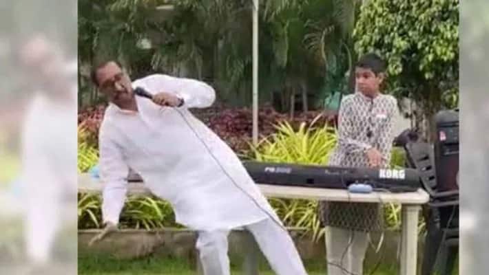 Hyderabad Man collapses, dies while giving Independence Day speech Hyderabad Man collapses, dies while giving Independence Day speech