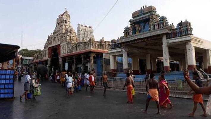 shop owner handover the amount of 8 thousand and purse in tiruchendur police station shop owner handover the amount of 8 thousand and purse in tiruchendur police station