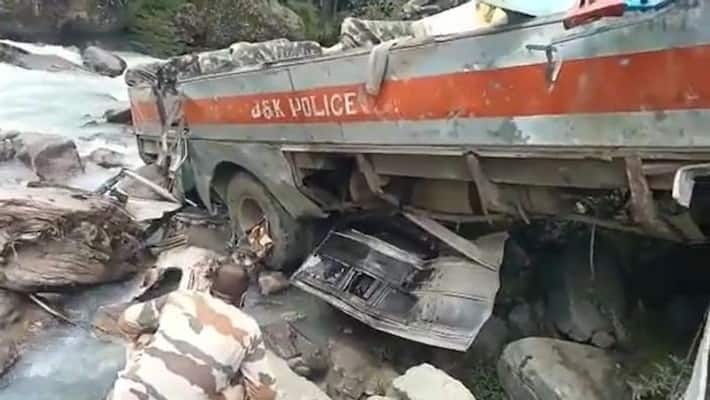 Bus carrying ITBP soldiers falls into riverbed in J&K's Pahalgam Bus carrying ITBP soldiers falls into riverbed in J&K's Pahalgam