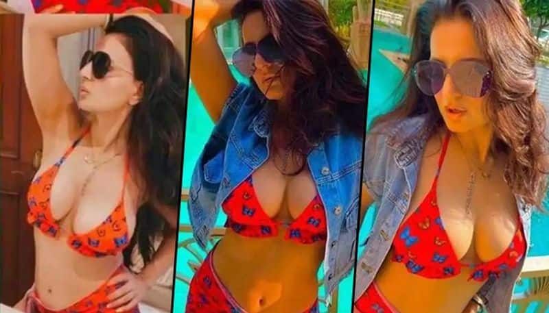 Amisha Patel Sex - SEXY video and pictures: Ameesha Patel shows off her HOT body, cleavage in  bikini; fans don't miss it