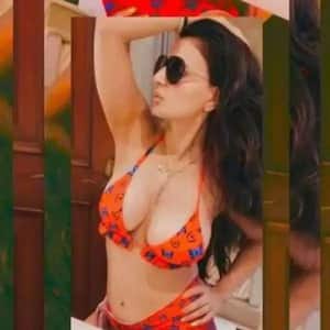 Amisha Patel Sex Videos - SEXY video and pictures: Ameesha Patel shows off her HOT body, cleavage in  bikini; fans don't miss it