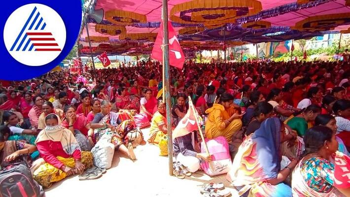 Free midday meal employees protest in freedom park for fulfill their Demand akb Free midday meal employees protest in freedom park for fulfill their Demand akb