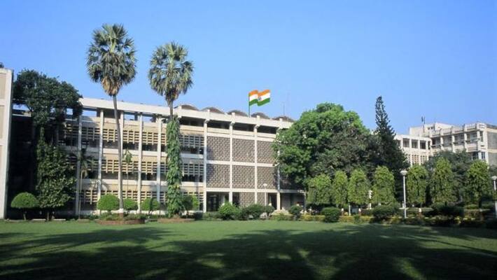 IIT Bombay trolled for photoshopping a picture of National Flag on top of main building apa IIT Bombay trolled for photoshopping a picture of National Flag on top of main building apa