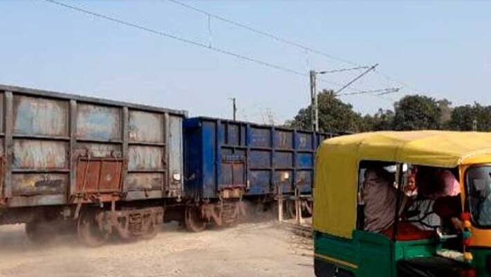 ramgarh accident news auto driver died after hit by goods train at crossing without gate sca ramgarh accident news auto driver died after hit by goods train at crossing without gate sca
