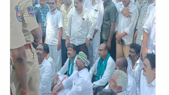 Police Stopped CLP team in Bhadrachalam Police Stopped CLP team in Bhadrachalam