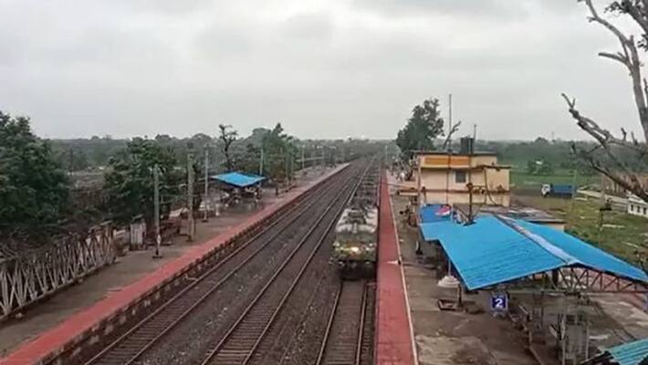 Kovilpatti Woman trapped under train dies Kovilpatti Woman trapped under train dies