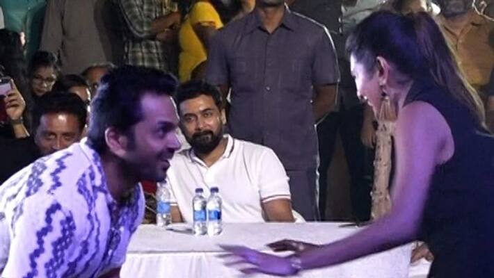actor karthi and aditi shankar play kabadi in viruman success meet actor karthi and aditi shankar play kabadi in viruman success meet