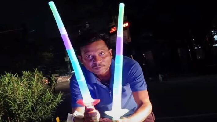 man selling laser swords on traffic point of Delhi video goes viral on Instagram apa man selling laser swords on traffic point of Delhi video goes viral on Instagram apa