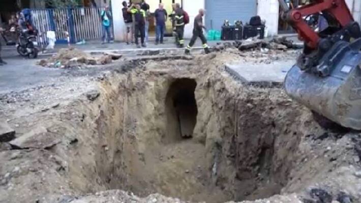 man dig tunnel to rob bank trapped called police man dig tunnel to rob bank trapped called police
