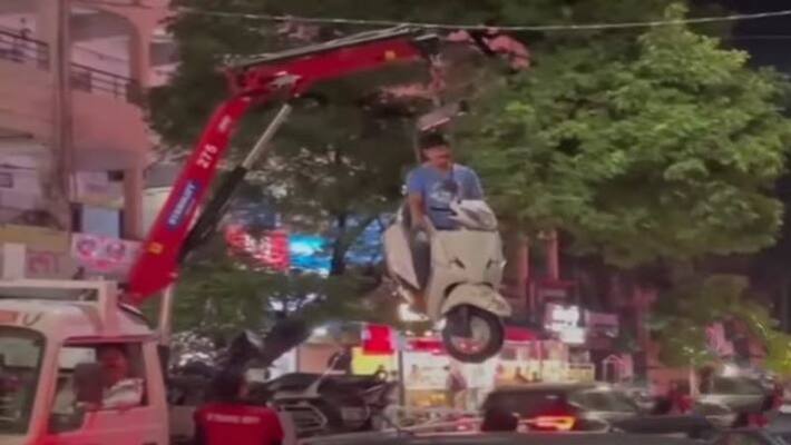 man from Nagpur did not leave his scooter even as it hung in air while getting towed in bizarre video apa man from Nagpur did not leave his scooter even as it hung in air while getting towed in bizarre video apa