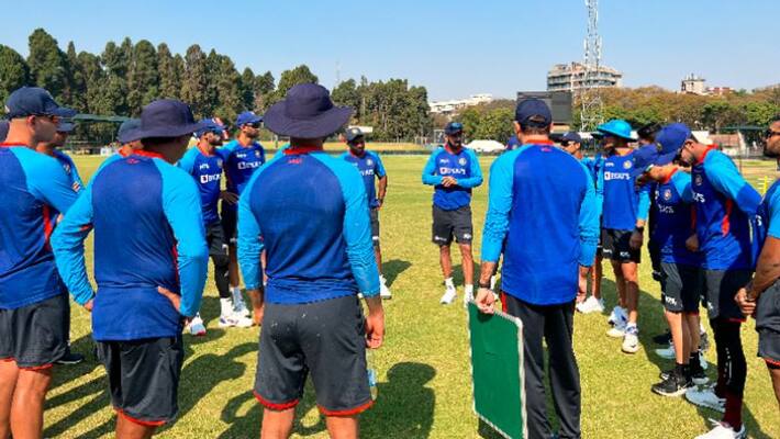 Asia Cup 2022 India vs Pakistan Rahul Dravid joined team India after tested covid negative spb Asia Cup 2022 India vs Pakistan Rahul Dravid joined team India after tested covid negative spb