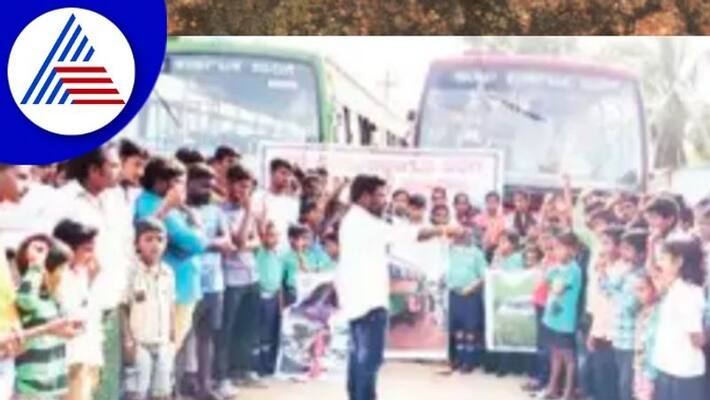 villagers protest for siddapur nandihalli road repairy Karatagi koppala rav villagers protest for siddapur nandihalli road repairy Karatagi koppala rav