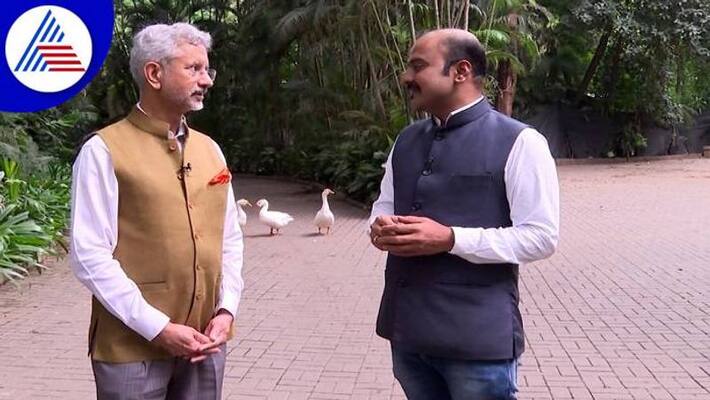 Asianet News editor Ajit Hanamakkanavar interacts with foreign affairs Minister Jaishankar who recalls connection with Karnataka grg Asianet News editor Ajit Hanamakkanavar interacts with foreign affairs Minister Jaishankar who recalls connection with Karnataka grg