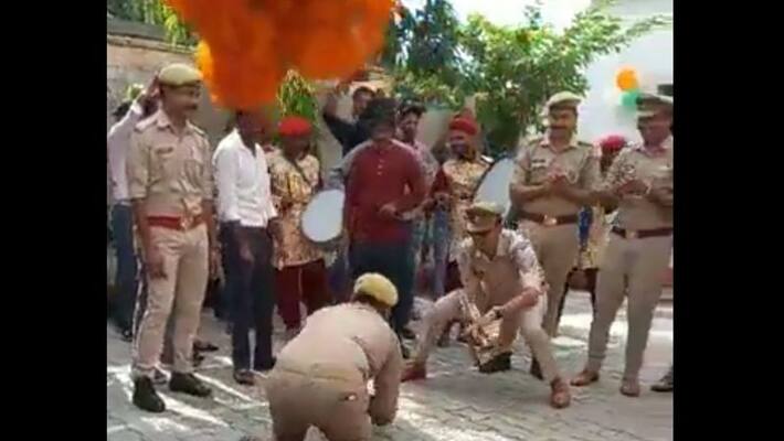 Uttar Pradesh cops naagin dance goes viral in social Media akb Uttar Pradesh cops naagin dance goes viral in social Media akb