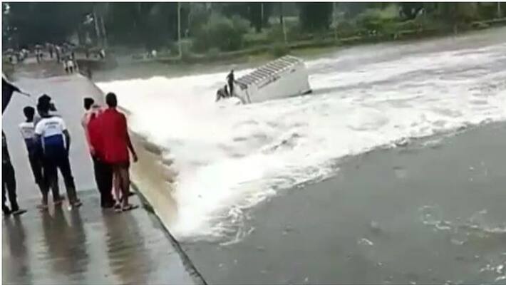 Udaipur news weather update monsoon due to heavy rains truck gets washed away in flood asc Udaipur news weather update monsoon due to heavy rains truck gets washed away in flood asc