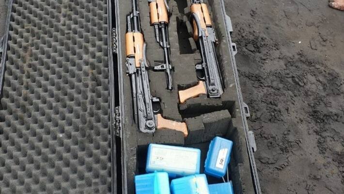 Maharashtra police recovered AK 47 rifles explosives and bullets from the boat Maharashtra police recovered AK 47 rifles explosives and bullets from the boat