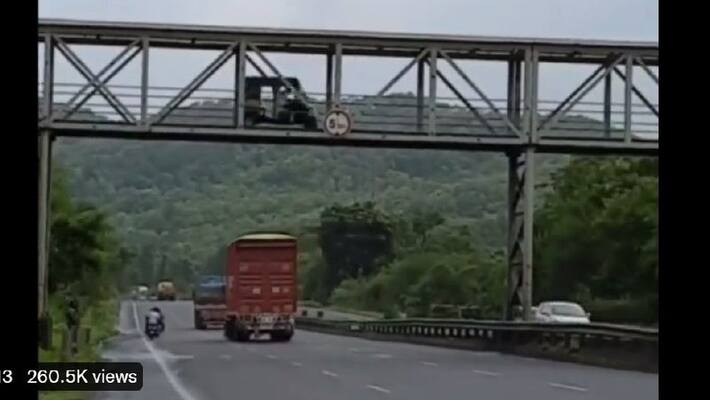Auto driver spot driving Auto across a footbridge in maharashtra video goes viral akb Auto driver spot driving Auto across a footbridge in maharashtra video goes viral akb