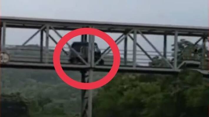 auto driver take bizarre shortcut for uturn and ride his rikshaw on foot over bridge apa auto driver take bizarre shortcut for uturn and ride his rikshaw on foot over bridge apa